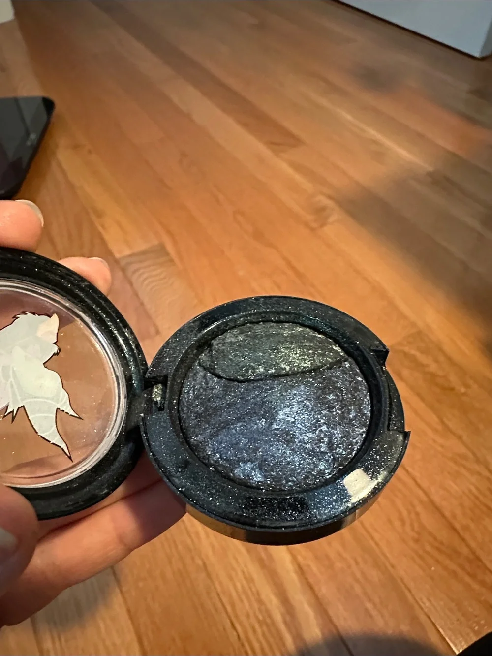 MAC Cosmetics Villains collection - she who dares mineralize eye shadow